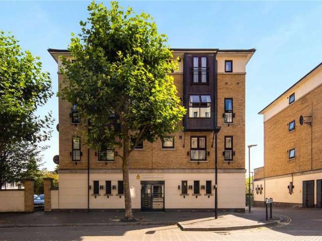 Flat for sale in Custom House, Greater London