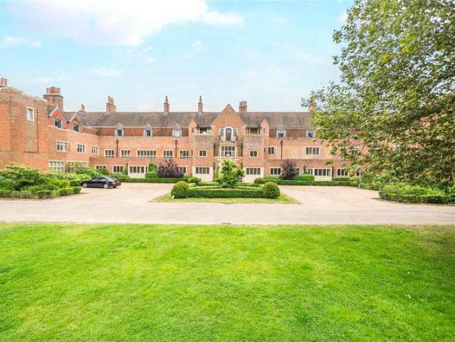 Flat for sale in Littlecote, West Sussex