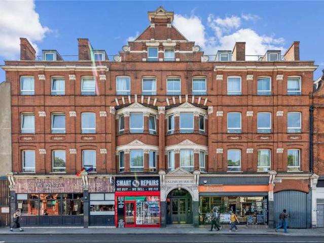 Flat for sale in Highbury, Greater London