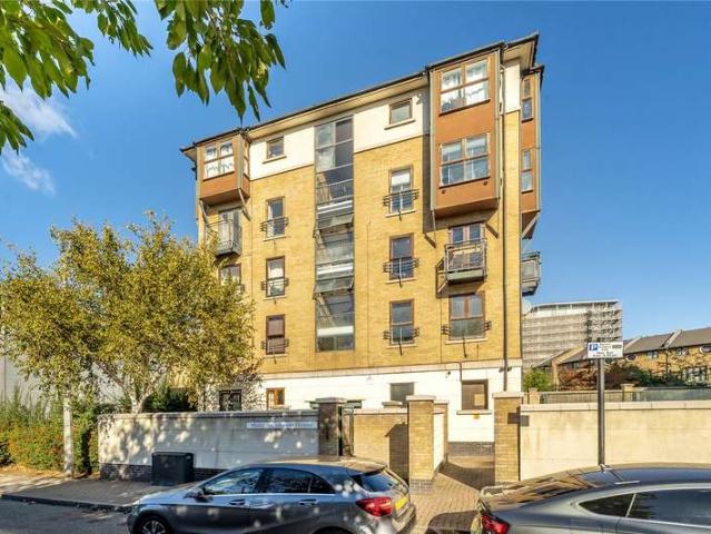 Flat for sale in Custom House, Greater London