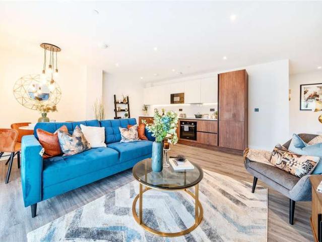 Flat for sale in Denham, Gerrards Cross and Chalfonts Community Board, Gerrards Cross