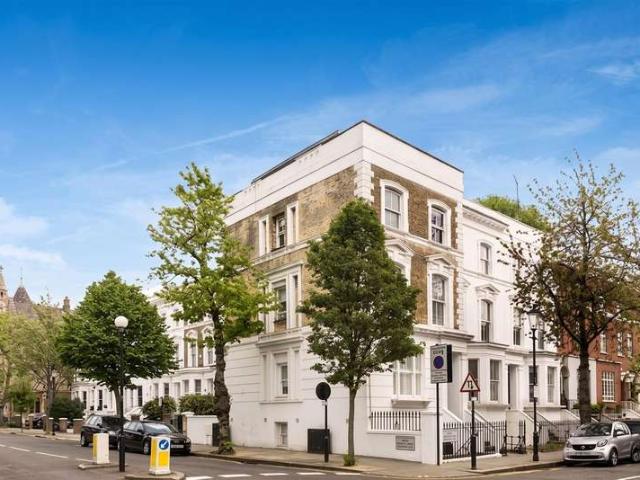 Flat for sale in Kensington, Greater London
