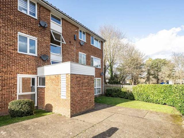 Flat for sale in London Borough of Croydon, Forestdale