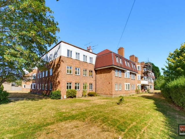 Flat for sale in Kempton Park, Lower Halliford