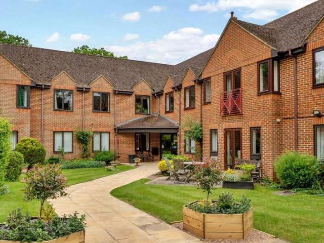 Flat for sale in Shalford, Guildford