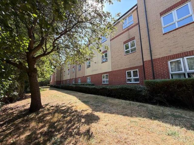 Flat for sale in London Borough of Hounslow, Feltham