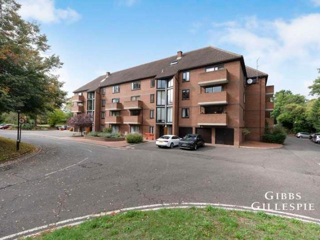 Flat for rent in Eastcote, Greater London