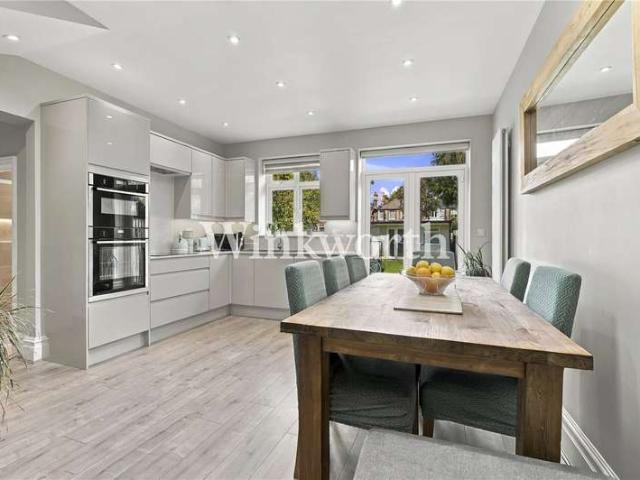 Flat for sale in Winchmore Hill, Greater London