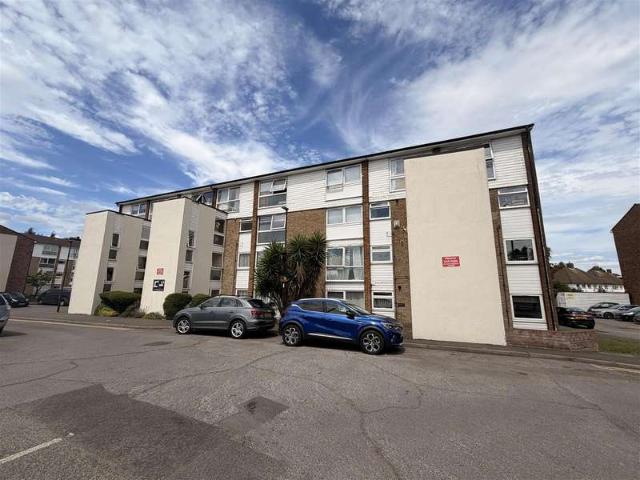 Flat for sale in Bowes, Greater London
