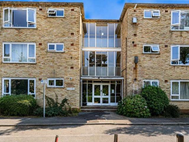 Flat for sale in Westborough, Surrey