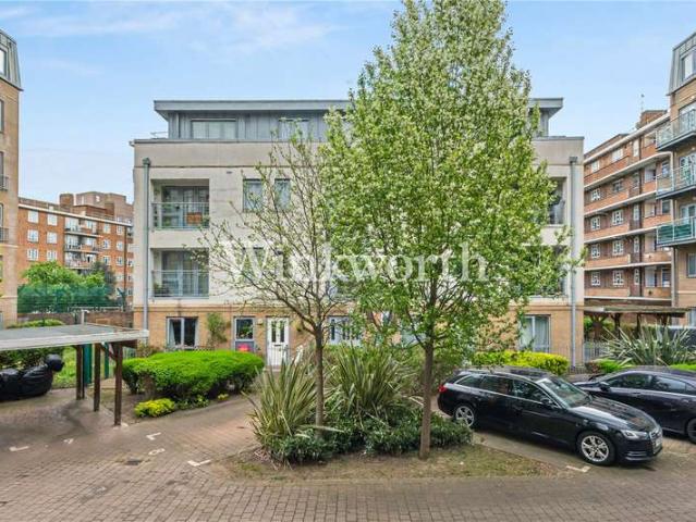 Flat for sale in Stoke Newington, Greater London