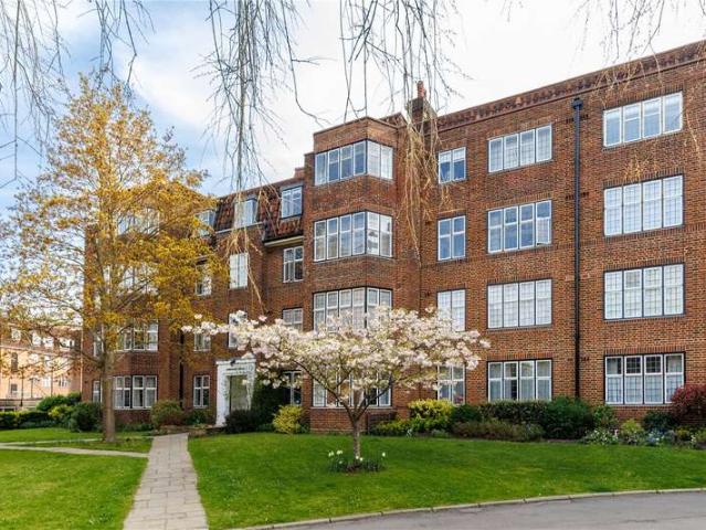 Flat for sale in Roehampton, Greater London