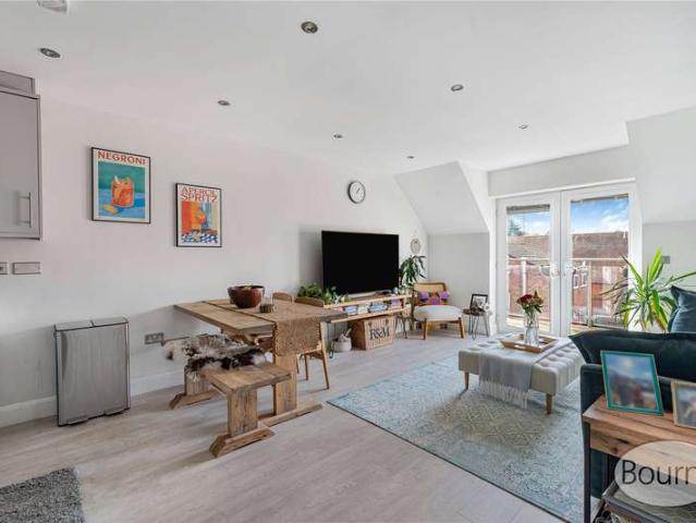 Flat for sale in Woking, Surrey