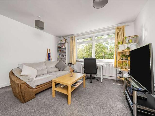 Flat for sale in New Malden, Greater London