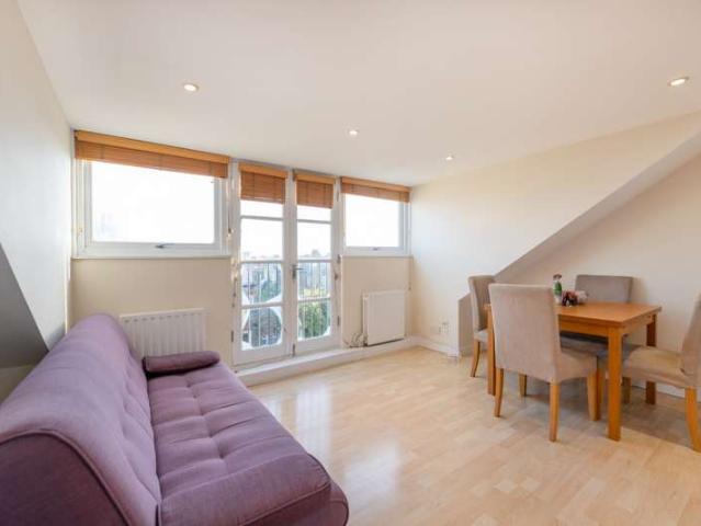 Flat for sale in Earlsfield, Greater London