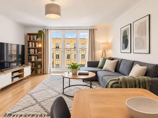 Flat for sale in Limehouse, Greater London