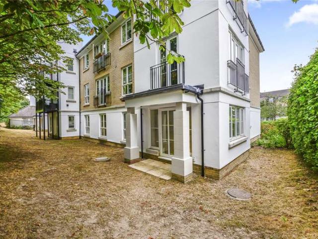 Flat for sale in Woking, Surrey