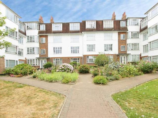 Flat for sale in Southgate, Greater London
