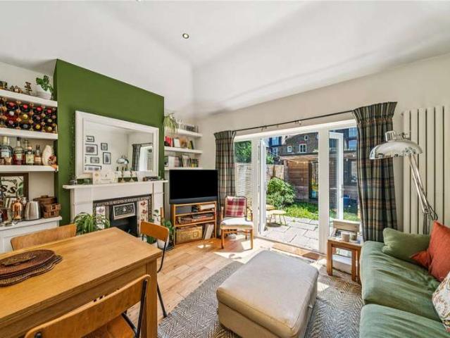 Flat for sale in Earlsfield, Greater London