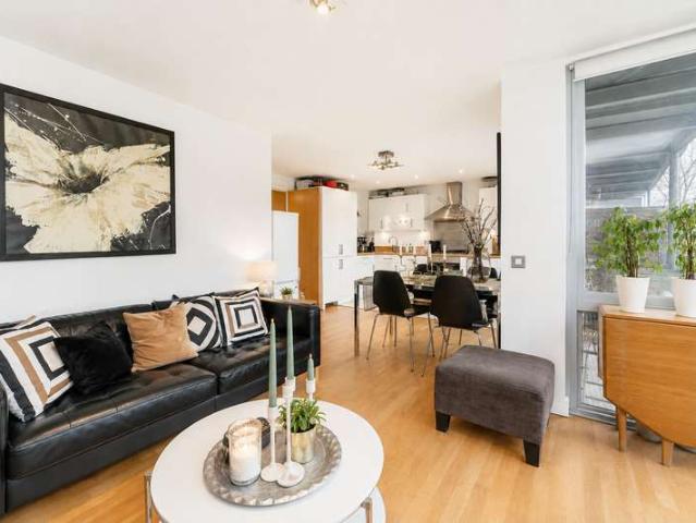 Flat for sale in Shepherd's Bush, Greater London