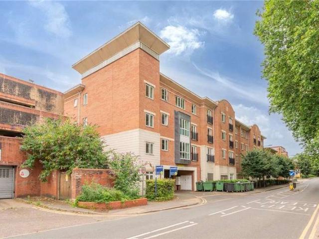 Flat for sale in Maidenhead, Bray Wick