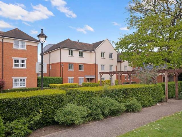 Flat for sale in Pachesham Park, Surrey