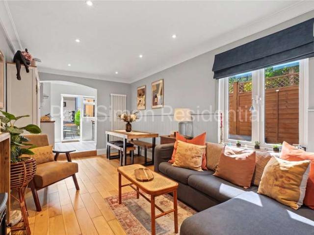 Flat for sale in Harringay, Greater London