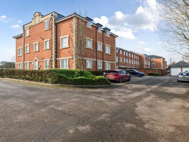 Flat for sale in Red Hill, Surrey