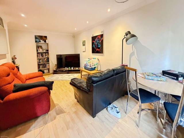 Flat for sale in Sale, Trafford