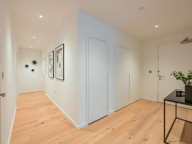 Flat for sale in E14, London