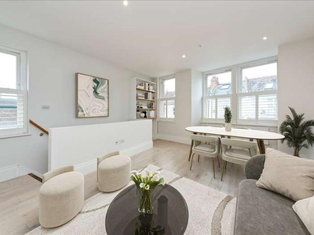 Flat for sale in Shepherd's Bush, Greater London