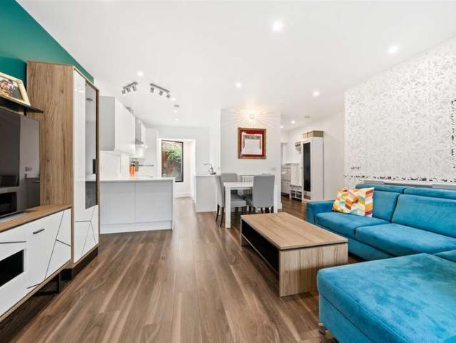 Flat for sale in London Borough of Merton, South Wimbledon