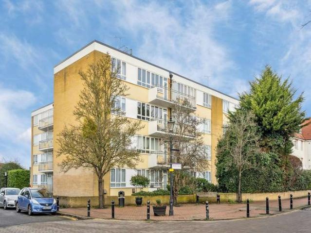 Flat for sale in Iver, Richings Park