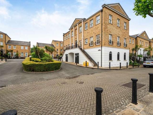 Flat for sale in Rotherhithe, Greater London