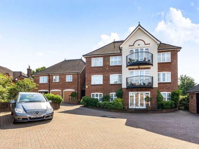 Flat for sale in Fole, Surrey