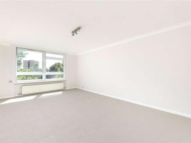 Flat for sale in London Borough of Wandsworth, Greater London
