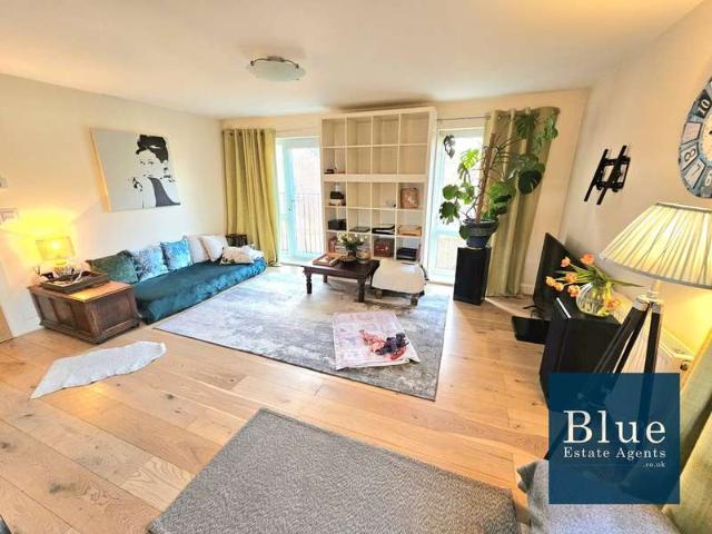 Flat for sale in London Borough of Hounslow, Greater London