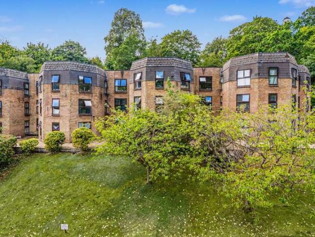 Flat for sale in Binscombe, Waverley