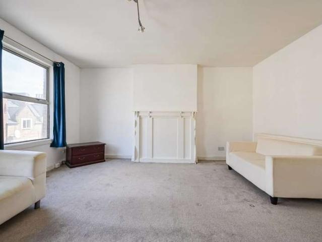 Flat for sale in Stroud Green, Finsbury Park