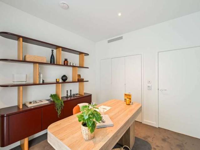 Flat for sale in E14, London
