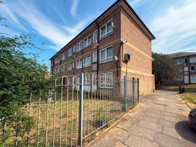 Flat for sale in Well Hall, Greater London