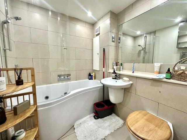 Flat for rent in London Borough of Merton, Collier's Wood