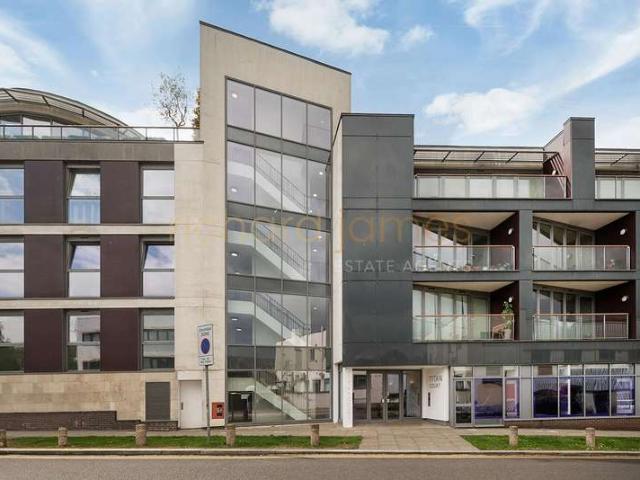 Flat for sale in Mill Hill, Greater London