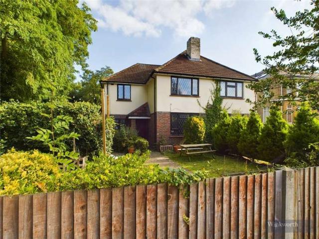 Flat for sale in Surbiton, Greater London
