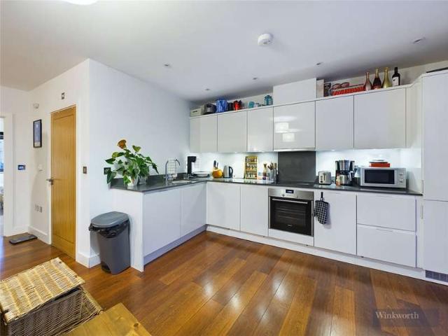 Flat for sale in Surbiton, Greater London
