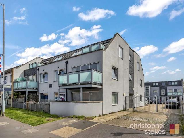 Flat for sale in Broxbourne, Hertfordshire