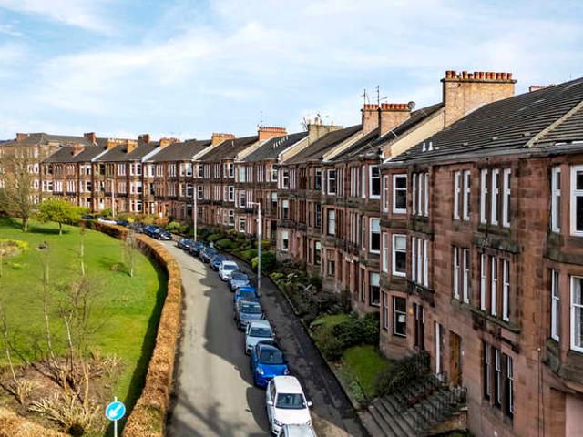 Flat for sale in Broomhill, Scotland