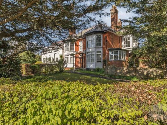 Flat for sale in Westborough, Surrey