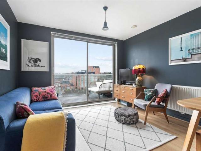 Flat for sale in Woodberry Down, Stoke Newington