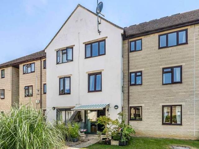 Flat for sale in Fossebridge, Gloucestershire